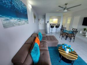 欧丘里欧Contemporary Ocean view 2bed Carib Ocho Rios Condo的客厅配有沙发和桌子