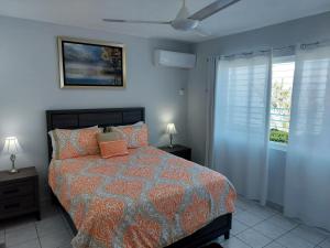 Contemporary Ocean view 2bed Carib Ocho Rios Condo客房内的一张或多张床位