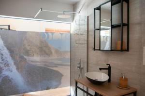 安德里恩Las Mareas de Llanes的一间带水槽和镜子的浴室