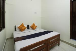 OYO Hotel Priyanka Tourist Lounge客房内的一张或多张床位
