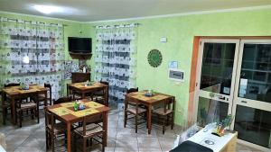 卡斯特罗维拉里伊尔拉格托住宿加早餐旅馆的一间带木桌和电视的用餐室