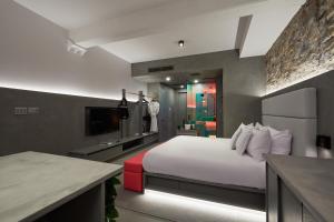 蒙特利尔David Hotel的一间酒店客房 - 带一张床和一间浴室