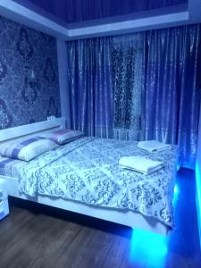 Apartment 2Bed Rooms Lux on Gagarina Prospect Soborniy客房内的一张或多张床位