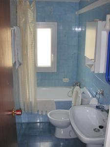 利乌玛Allotjament Joana的浴室配有盥洗盆、卫生间和浴缸。