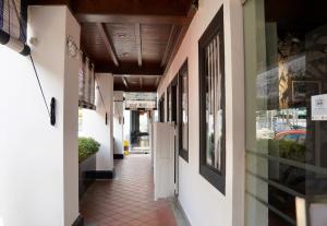 新加坡Check-Inn at Little India的一条空的走廊,有门和人行道