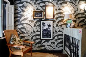 新加坡Check-Inn at Little India的走廊上设有墙壁,墙上贴着棕榈叶