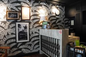 新加坡Check-Inn at Little India的一间设有图案墙的墙壁的房间