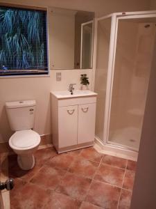 奥克兰Gulf Harbour Guest House Apartment的浴室配有卫生间、盥洗盆和淋浴。