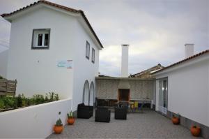 诺德什蒂CASA DO ADRO -GRANEL的白色房屋的庭院,带庭院
