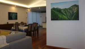 诺德什蒂CASA DO ADRO -GRANEL的客厅配有沙发和桌子