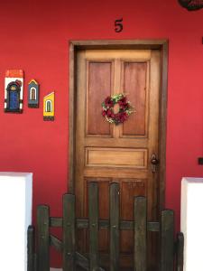 塞拉Casa quadra praia Jacaraipe的红色墙壁房间的门