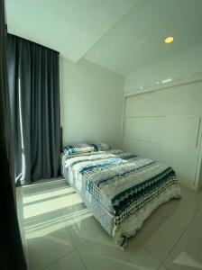 The Shore Residence Melaka Centre客房内的一张或多张床位