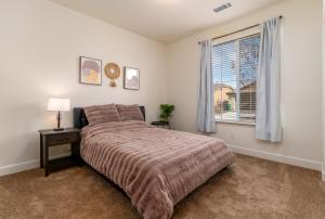 Dream Family Home in South Reno 4 bed 30 Min to Lake Tahoe客房内的一张或多张床位