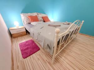 Karlova VesVeľký apartmán 2的卧室配有白色床和紫色地毯