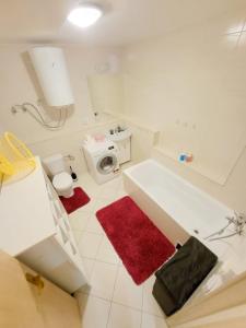 Karlova VesVeľký apartmán 2的白色的浴室设有水槽和卫生间。