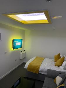 诺丁汉Balco Sherwood Studio的卧室配有一张床,墙上配有电视。