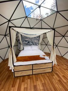 锡帕基拉RESERVA CATEDRAL Glamping的一间帐篷内带天蓬床的卧室