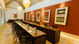 纳闽巴霍Sudamala Resort, Komodo, Labuan Bajo的餐厅里长长的桌子和椅子