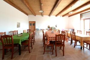 阿尔贝罗贝洛Agriturismo Laire Masseria的一间带桌椅的用餐室和一间厨房