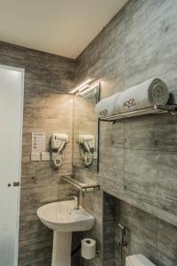 胡鲁马累Acacia Beach Hotel的一间带水槽和卫生间的浴室
