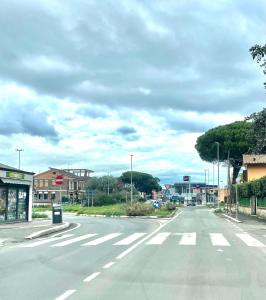 罗马HOLIDAY HOME ROMA LacasadiValentina的阴天镇上空的街道