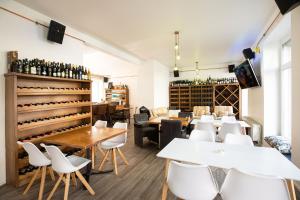 埃森Hostel WohnZimmer-Essen的一间带桌椅和葡萄酒架的餐厅