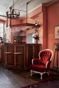 维斯比海尔格兰德威斯比酒店的一间带红色椅子的客厅和一间酒吧