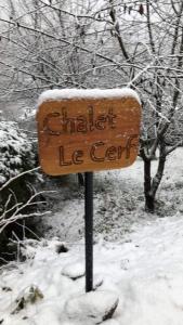 维尔德巴赫Chalet Le Cerf的雪中粉笔冰中心的一个标志