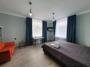 基希讷乌Park & Pedestrian zone apartment for4的一间卧室配有一张床、一张沙发和窗户。