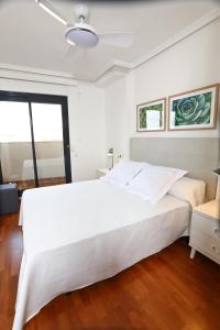 耶克拉Alojamientos Libertad的卧室设有一张白色大床和一扇窗户。