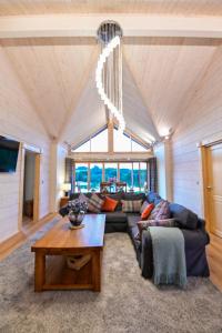 纽波特Cuddfan Lodge on a Gorgeous Private Lake的客厅配有沙发和桌子
