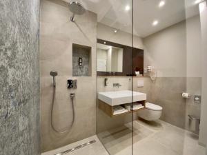 美因河畔法兰克福西博肯海默瓦特酒店的带淋浴、卫生间和盥洗盆的浴室