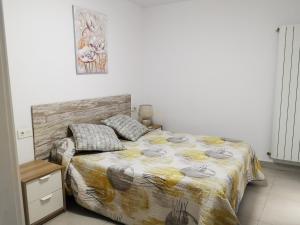 库迪列罗Casa Carmen 2的卧室配有一张床,墙上挂着一幅画