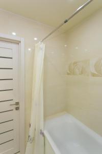 苏梅APARTlUX的带浴缸和淋浴帘的浴室
