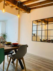 昆卡La Moneda Home Spa的一间带桌椅和镜子的用餐室