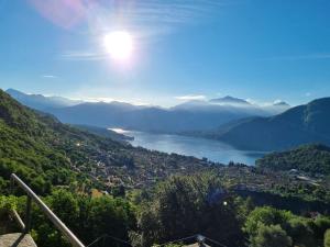 伦诺Domus Alba Lenno的享有山谷、湖泊和山脉的美景。
