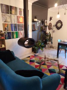Saint-Germain-du-CorbéisStudio et chambres d'hôtes les nuits de Gesnes的客厅配有蓝色的沙发和桌子