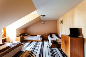 克拉西琴克拉西琴涅城堡酒店的一间设有两张床和一台电视的房间