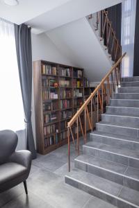 利塔尼Vila Greta by Hotel Ramonda的客厅里设有书架的楼梯