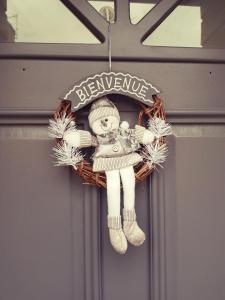 Launois-sur-VenceLe Petit Relais de Launois的门上带娃娃的圣诞花环