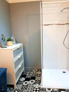 Launois-sur-VenceLe Petit Relais de Launois的带淋浴的浴室以及黑白瓷砖地板。