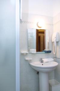 阿维利亚纳Hotel Chalet del Lago的白色的浴室设有水槽和镜子