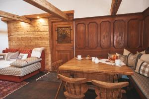 EtmisslChalet Weiberle Hochschwab的客厅配有桌子和沙发
