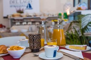 阿维利亚纳Hotel Chalet del Lago的餐桌上放有食物和橙汁