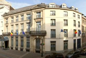 布鲁塞尔布鲁塞尔阿特拉斯酒店的前面有旗帜的大型白色建筑