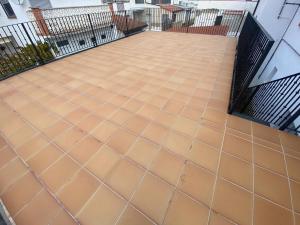特鲁埃尔Vivienda San José的阳台设有瓷砖地板和围栏