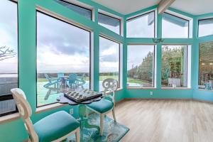 麦金利维尔Mermaid Cove的客房设有大窗户和桌椅。