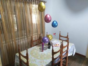 洛哈Villa Amada a place to relax and take a rest的墙上设有一张带气球的桌子的房间