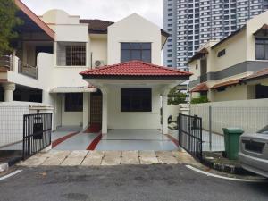 峇都丁宜Pinang Beach Cottage @ Ferringhi的停车场内有门的房子