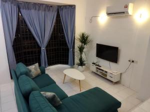 峇都丁宜Pinang Beach Cottage @ Ferringhi的带沙发和电视的客厅